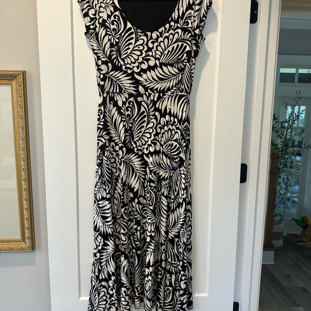 🍁🍂LOFT Black and White Leaf Print Maxi Dress